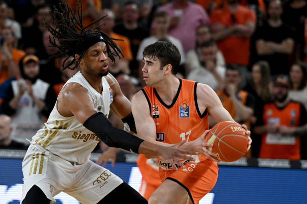 够通过持球 够通过持球